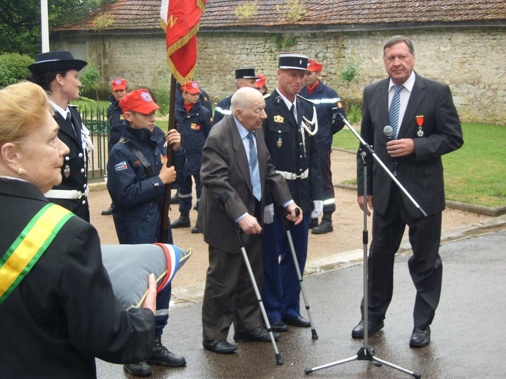 Ancien Combattant 39 4 5 Vivant En 2021 Montbard – 18 juin 2015 – Mr Roger LACHAUME, ancien combattant 39/45