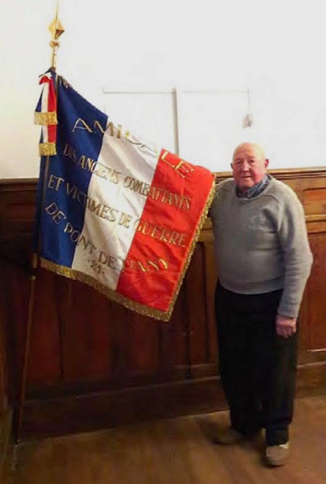 11 novembre 2019 – Remise du drapeau des anciens combattants par Jean-Pierre GAUTHIER à la commune de Sainte-Marie-sur-Ouche