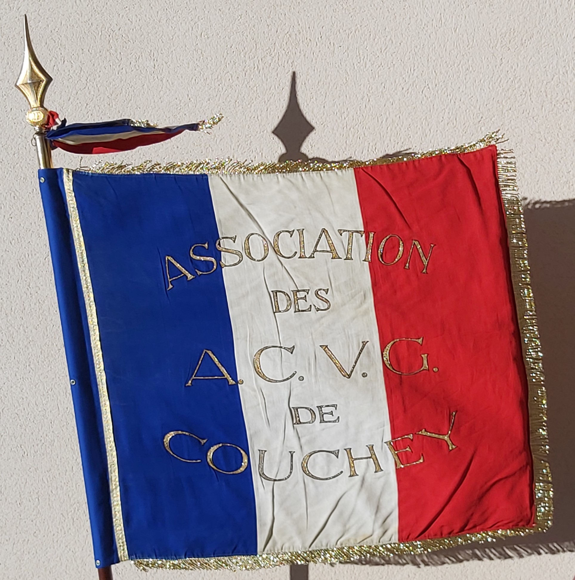 COUCHEY : Le drapeau des ACVG restauré.